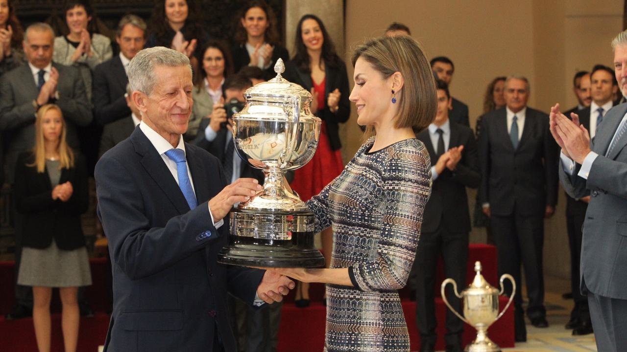 La reina Letizia entrega un trofeo de los Premios Nacionales de Deporte.
