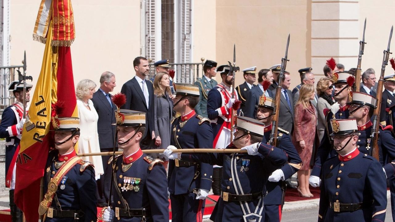 Desfile de la Guardia Real ante don Felipe y doña Letizia.