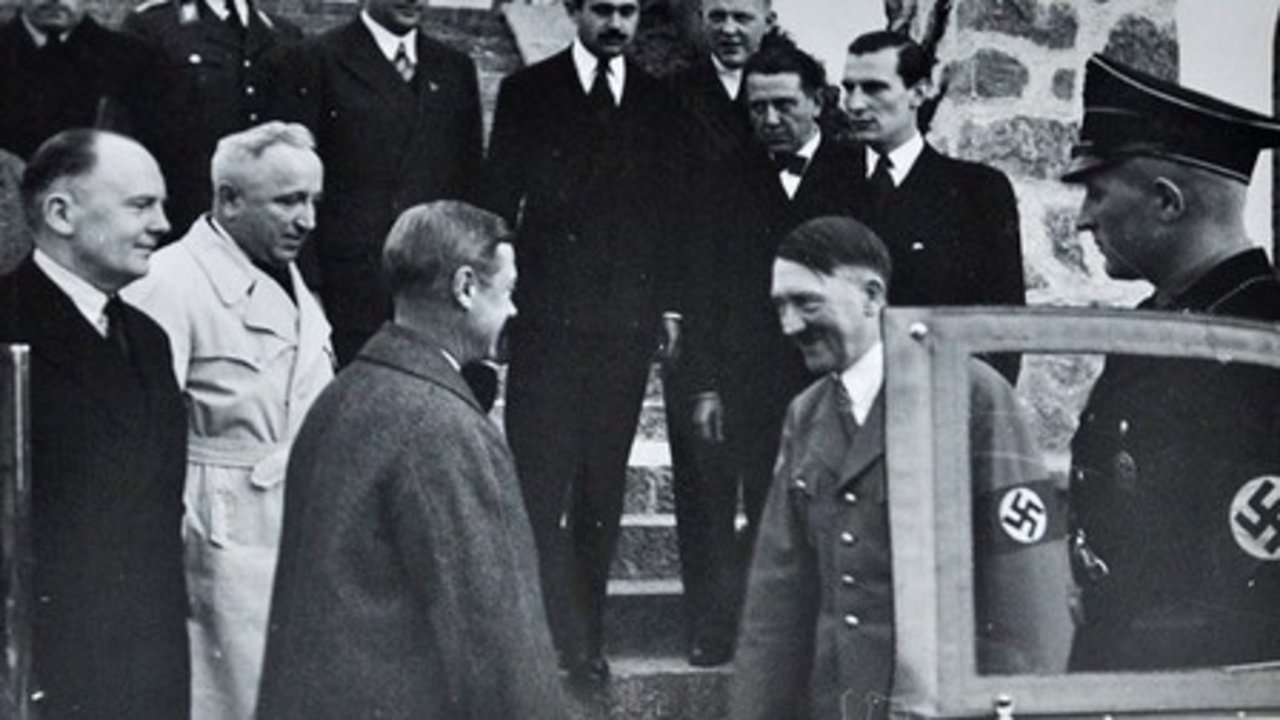Eduardo, duque de Windsor, con Adolf Hitler.