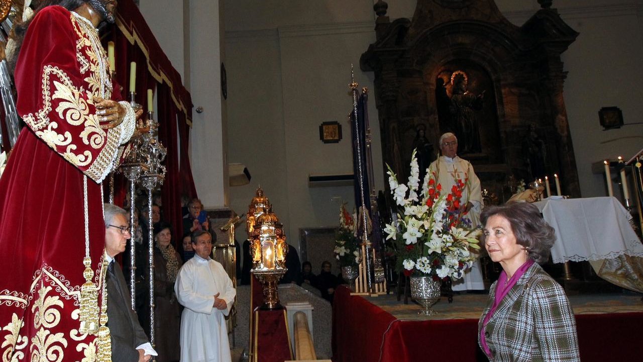 La reina Sofía acude a venerar al Cristo de Medinaceli de Madrid