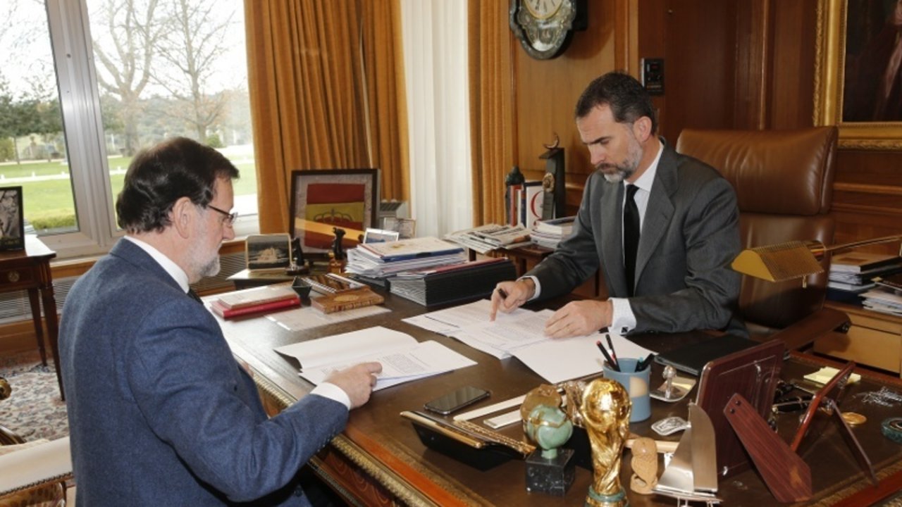 Felipe VI despacha con el presidente Mariano Rajoy.