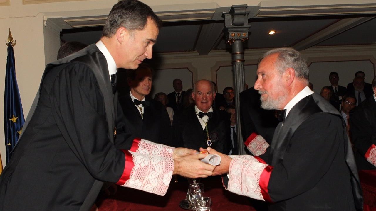 El rey entrega el diploma de académico a Manuel Aragón.