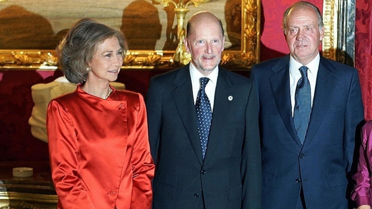 Simeón de Bulgaria, con los reyes Juan Carlos y Sofía en una imagen de archivo.