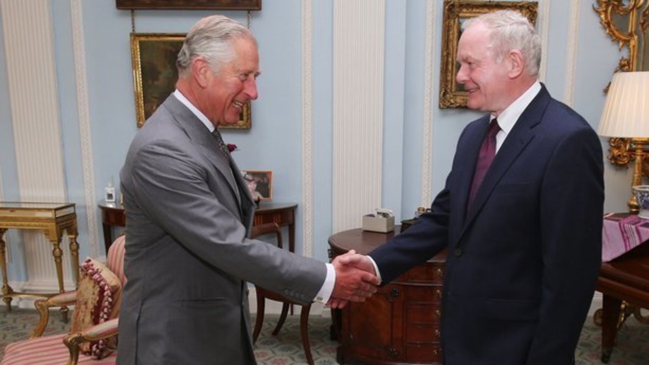 El príncipe Carlos saluda a Martin McGuiness.