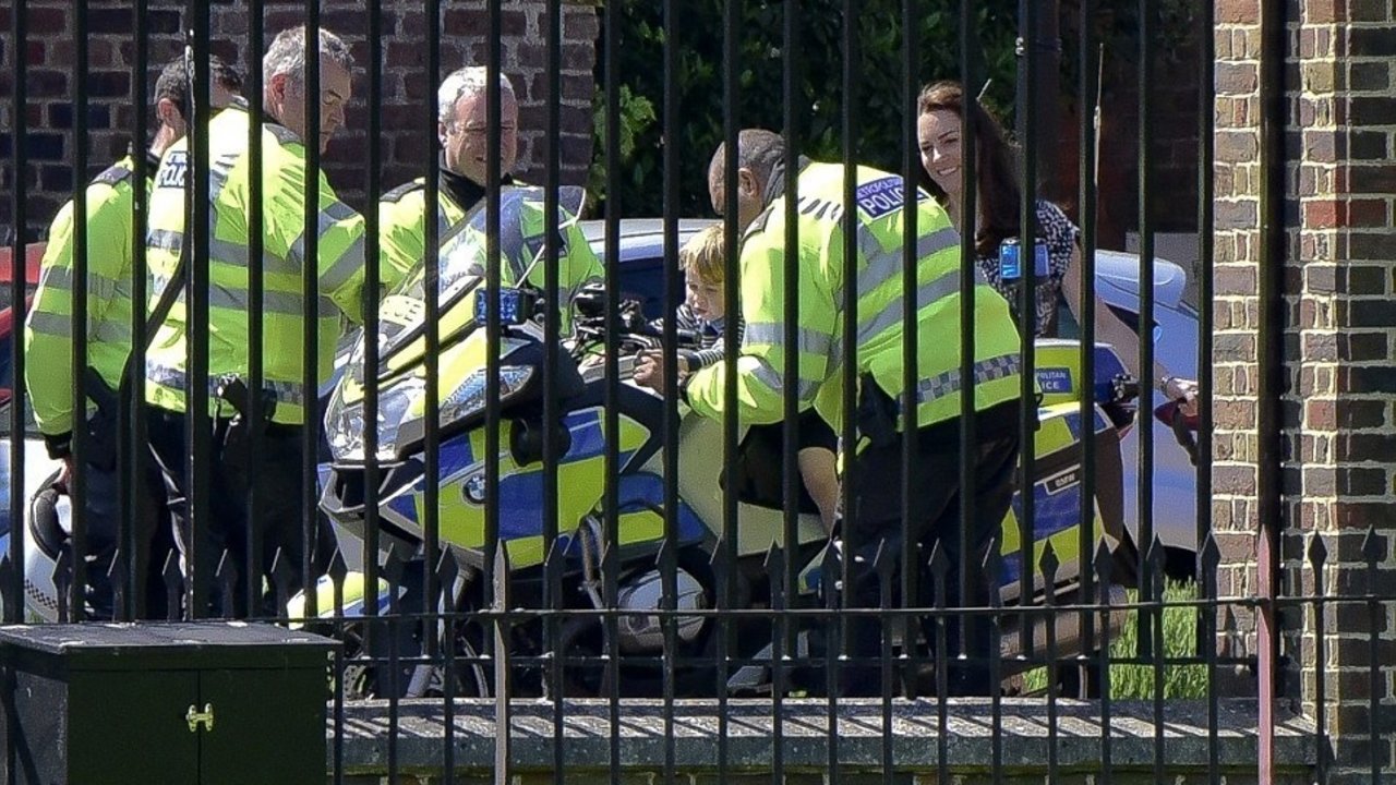 El príncipe Jorge sobre una moto de la Policía Metropolitana de Londres.