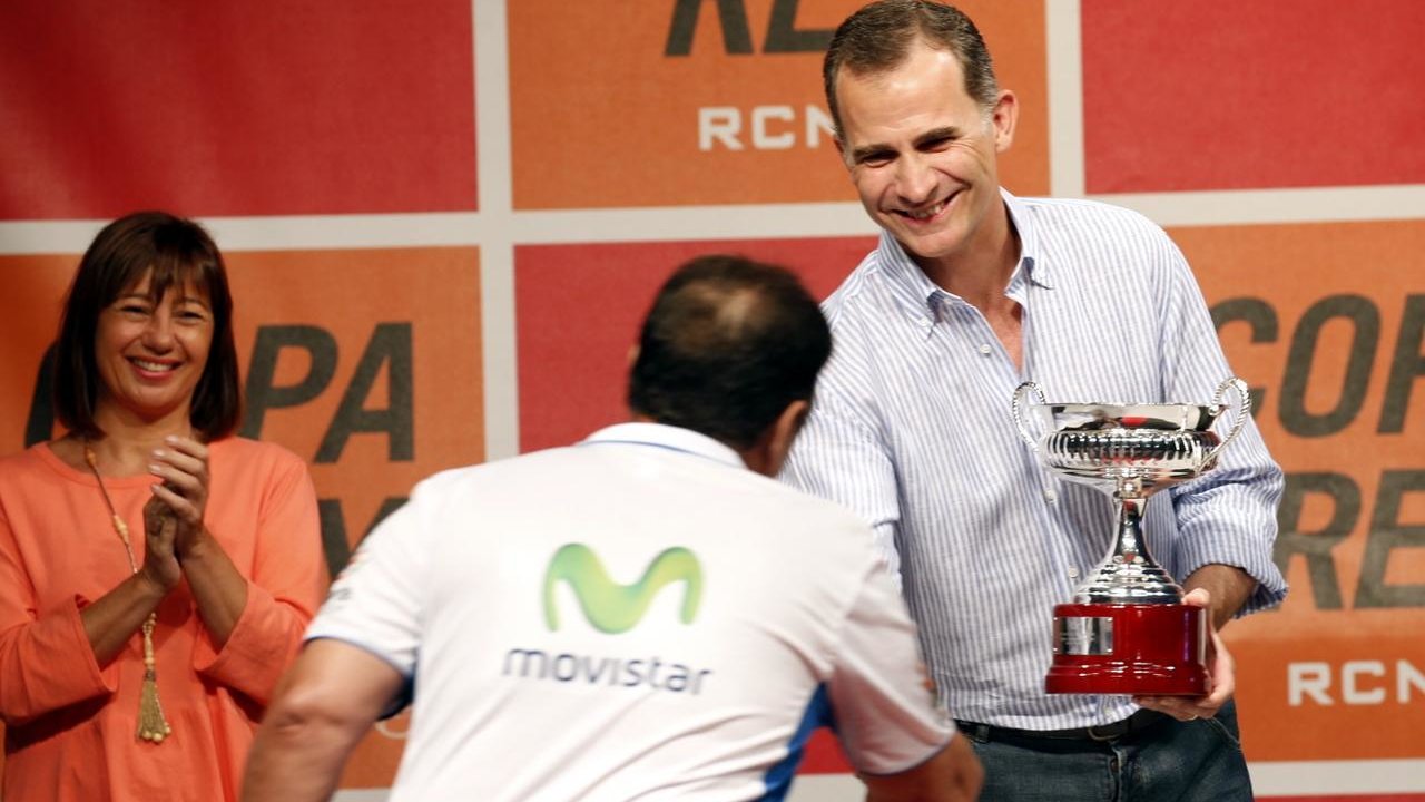 Felipe VI entrega los trofeos de la Copa del Rey de Vela.