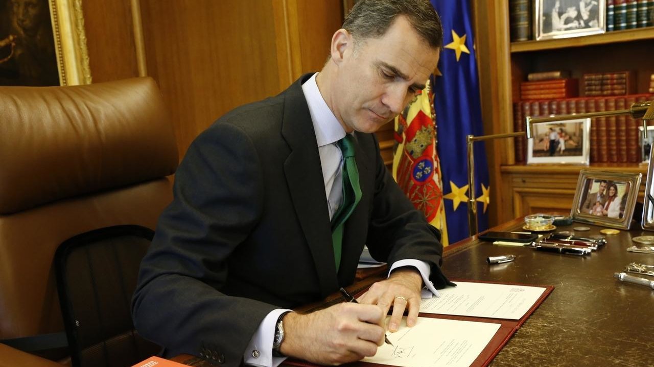 El rey firma el decreto de disolución de las Cortes en abril.