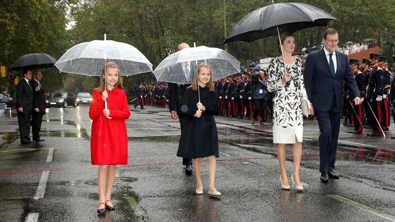 La infanta Sofía y la princesa Leonor, en el desfile de la Fiesta Nacional.