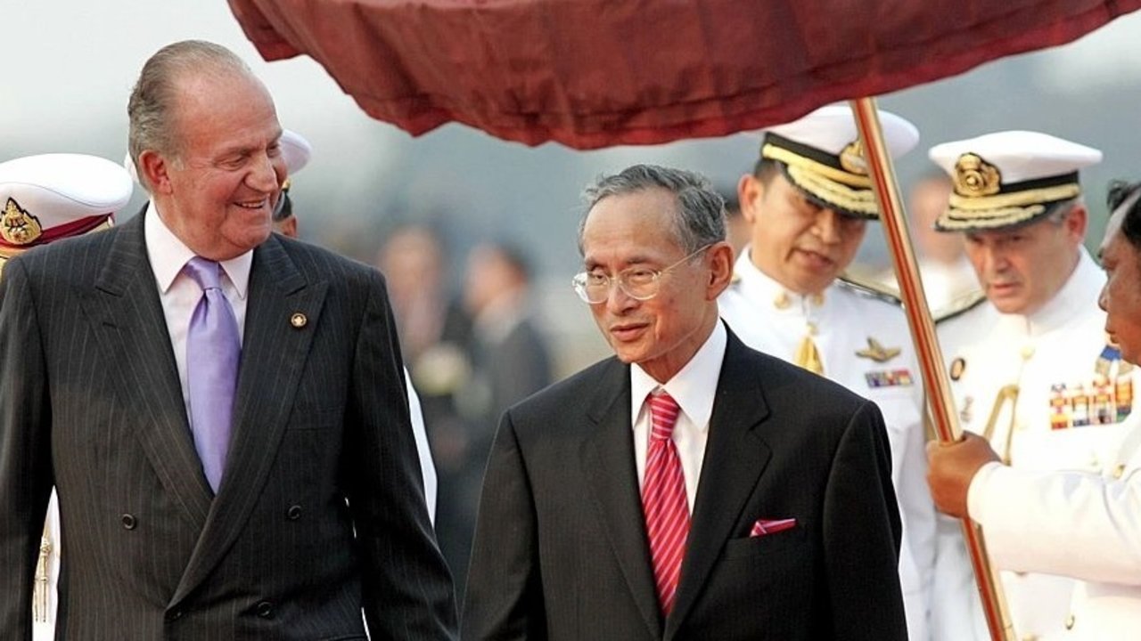 El rey Juan Carlos y Bhumibol de Tailandia, en una visita a este país en 2006.