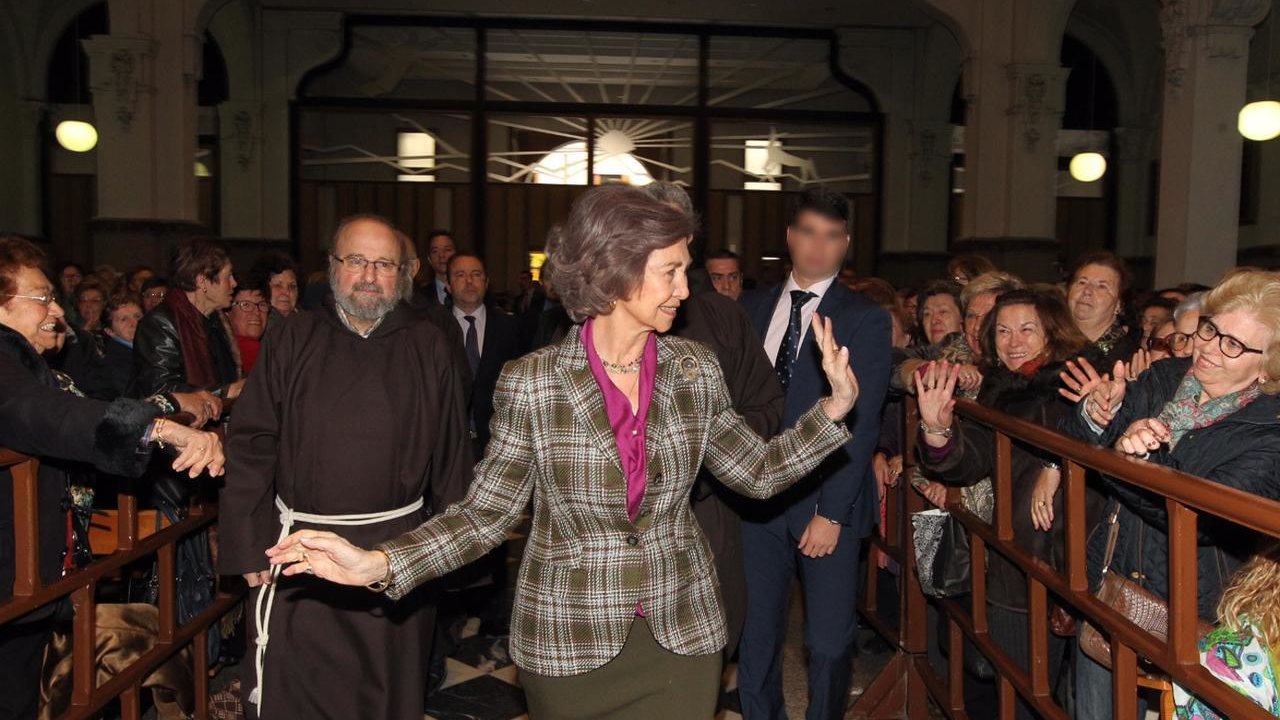 La reina Sofía entra en la Iglesia de Jesús de Medinaceli de Madrid.