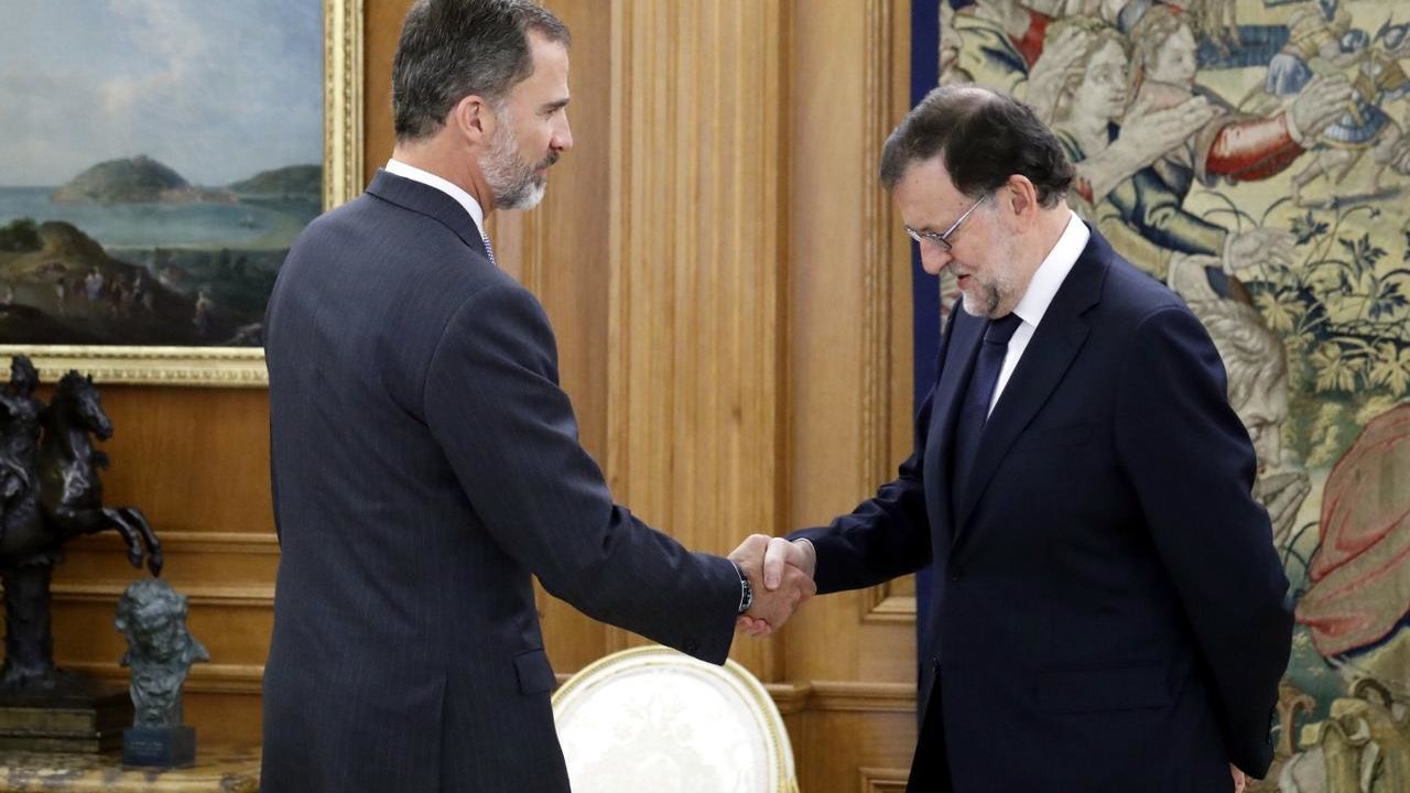 Felipe VI saluda a Mariano Rajoy.
