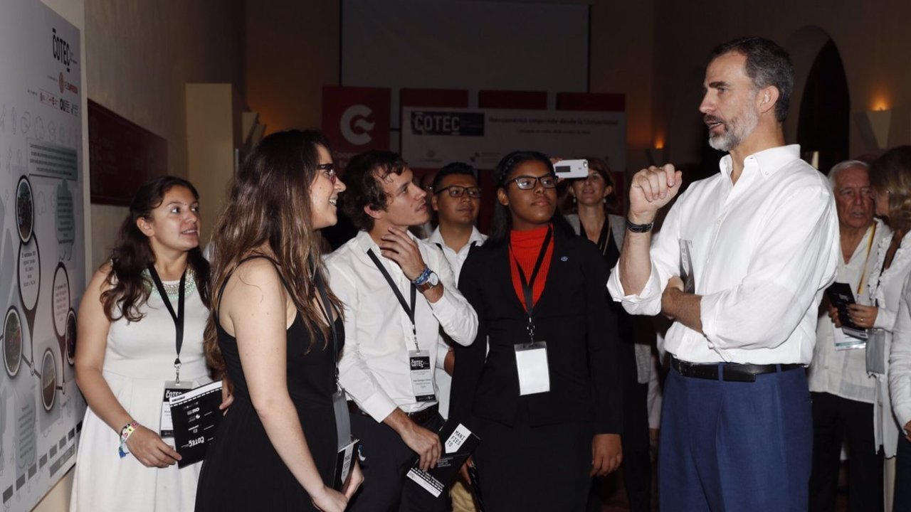 Felipe VI habla con jóvenes en Cartagena de Indias.