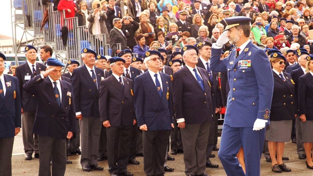 El rey pasa ante los veteranos de las Fuerzas Armadas en Ferrol
