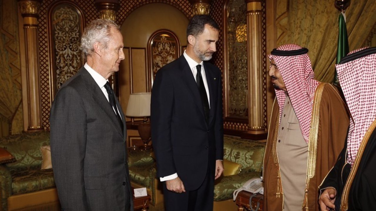 Felipe VI, con el rey Salman de Arabia Saudí en 2015.