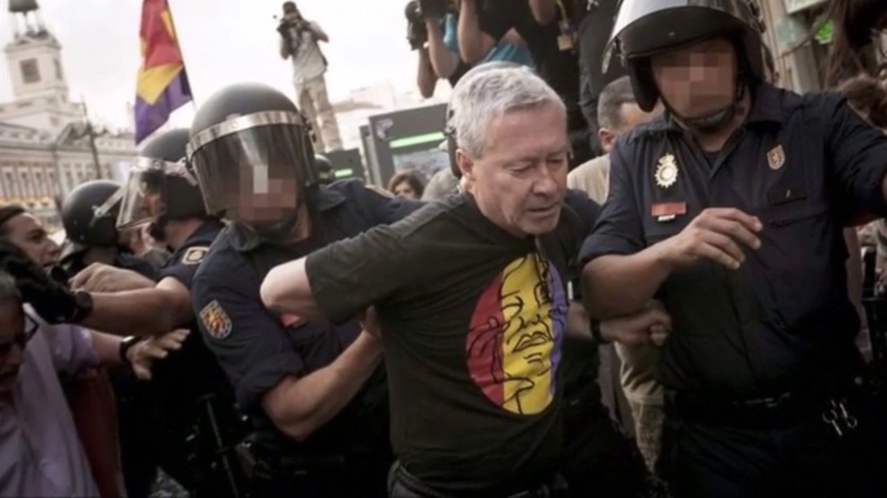 La Policía detiene a Jorge Verstrynge en la protesta contra la proclamación de Felipe VI.