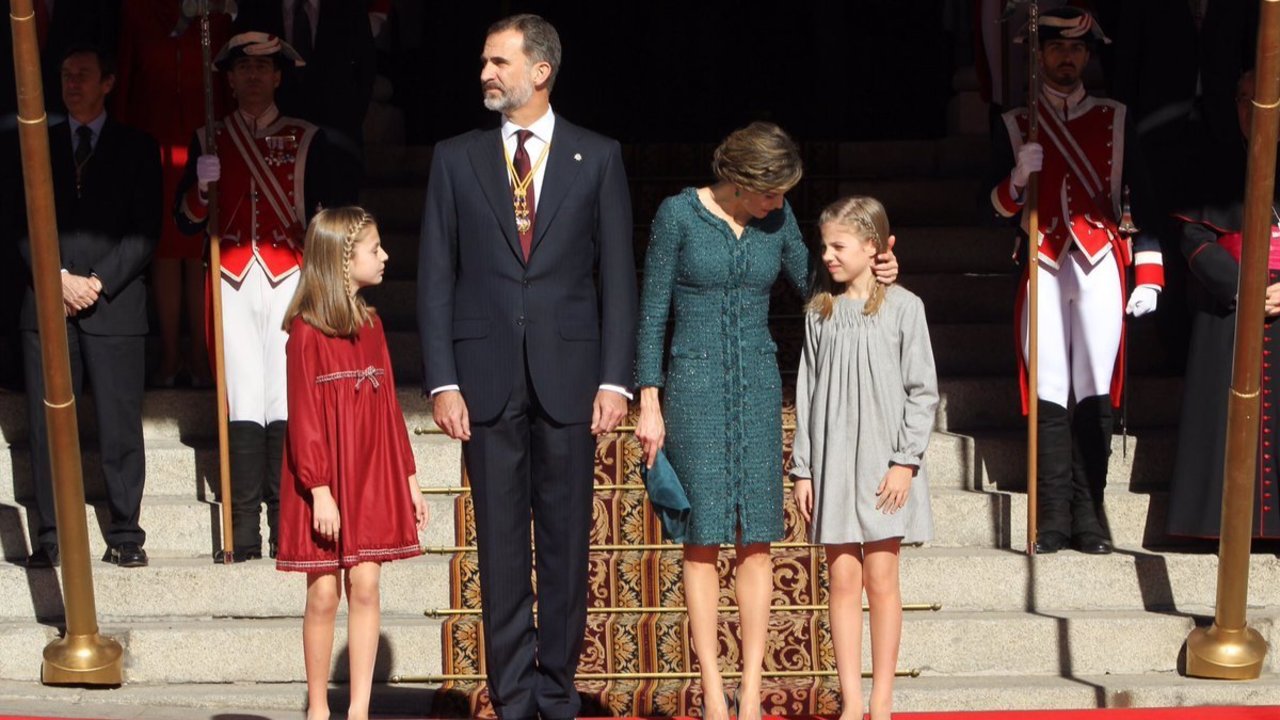 Los reyes con la princesa Leonor (izquierda) y la infanta Sofía (derecha).