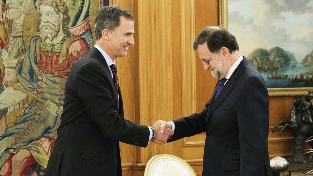 Mariano Rajoy saluda a Felipe VI en el Palacio de la Zarzuela.