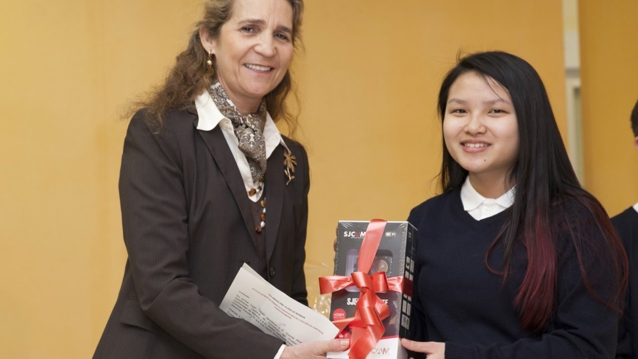 La infanta Elena entrega un premio del Concurso Internacional de Cuentos de la Fundación Mapfre.