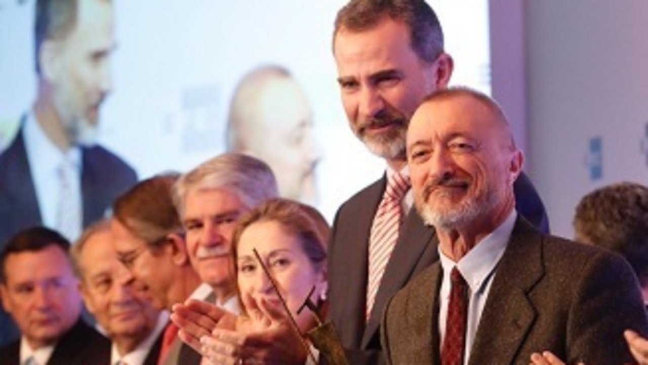 Felipe VI y Arturo Pérez-Reverte, en los Premios de Periodismo Rey de España