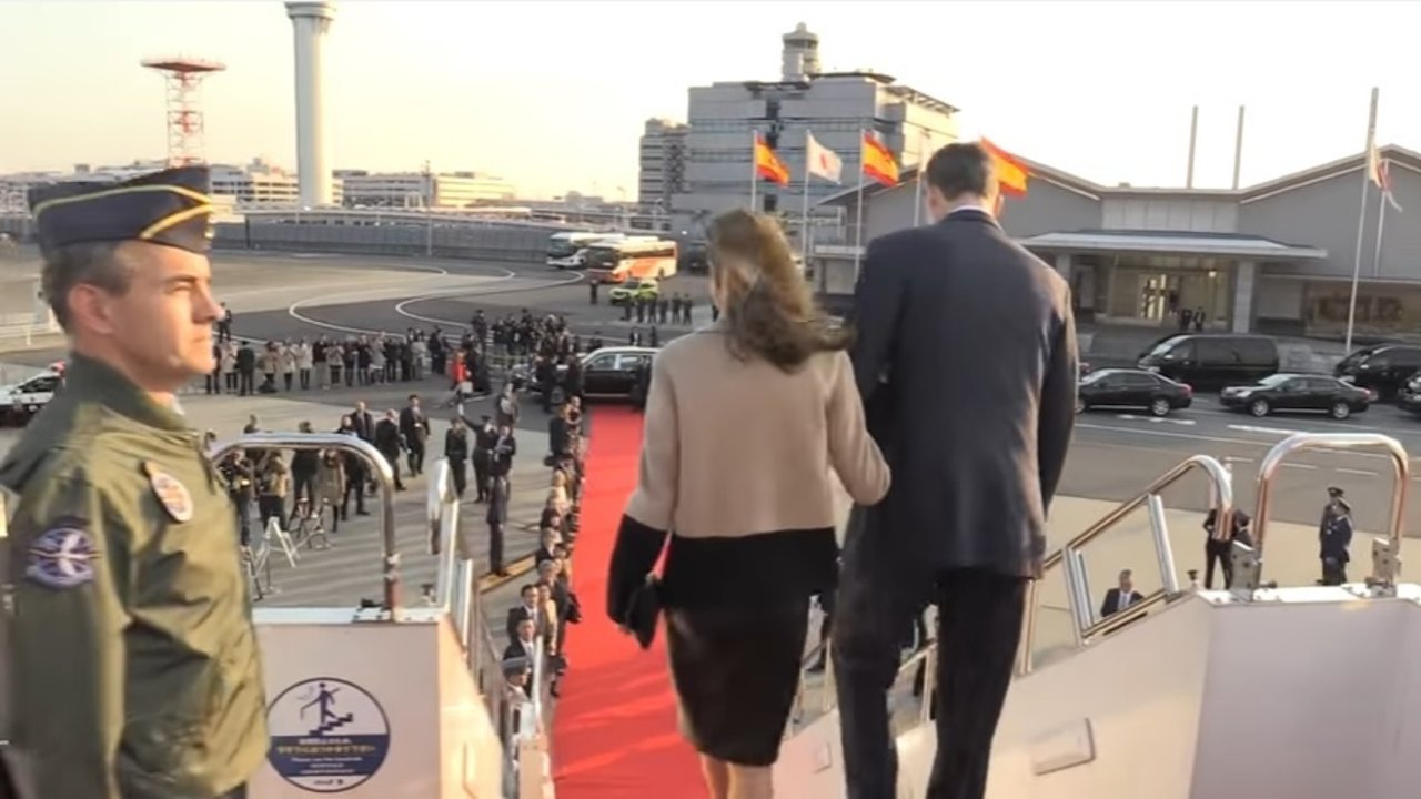 Los reyes Felipe y Letizia bajan del avión al llegar a Tokio.