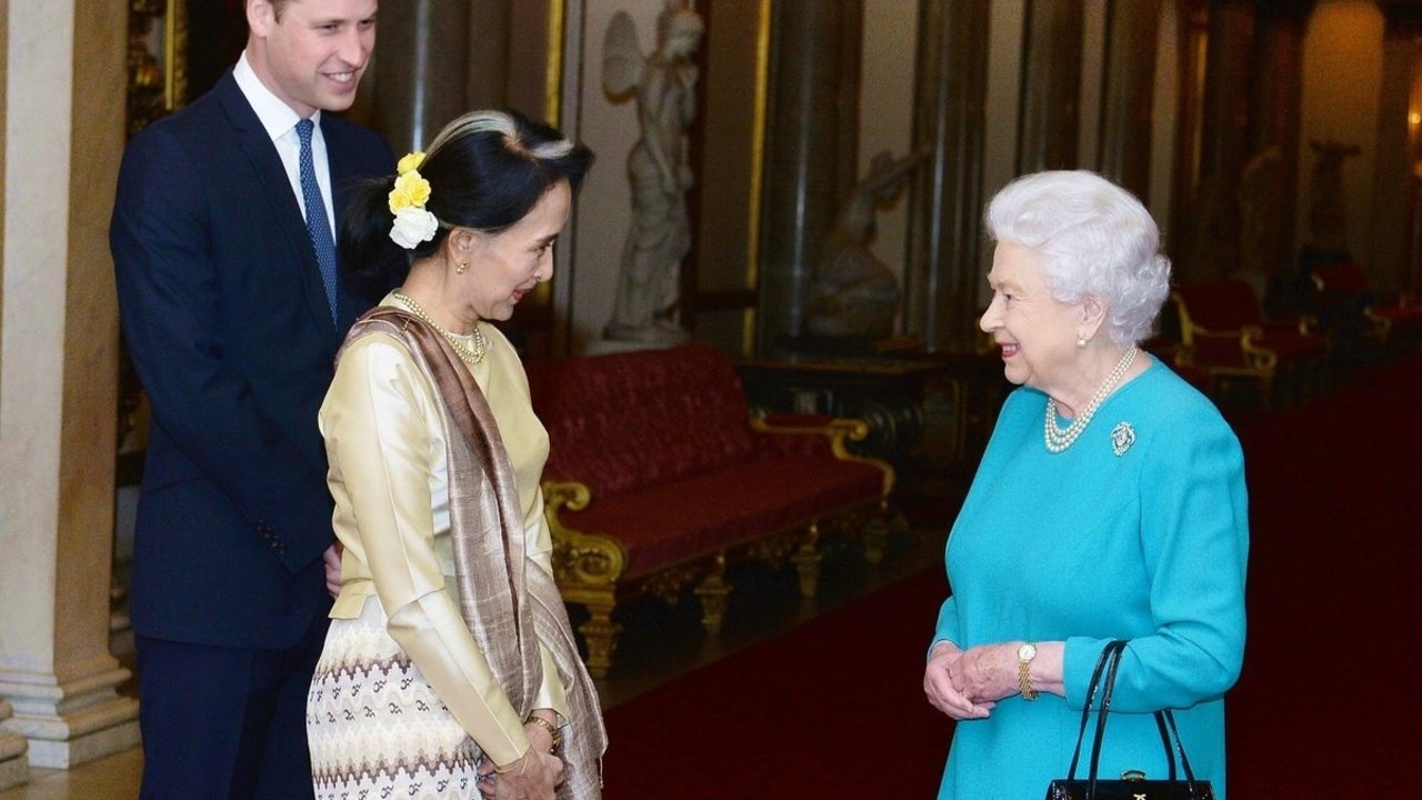 El príncipe Guillermo recibe con la reina Isabel a la birmada Aung Sang Suu Kyi.