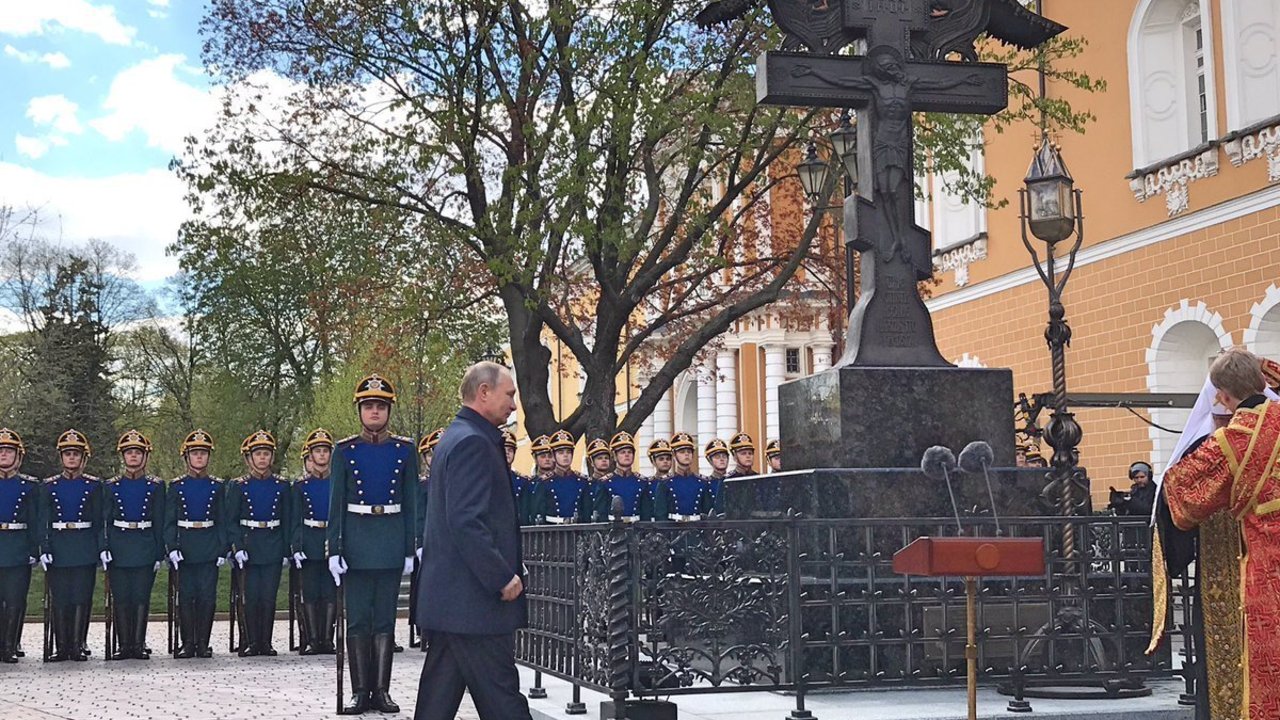 Vladimir Putin inaugura un monumento en recuerdo del gran duque Sergei Aleksándrovich.