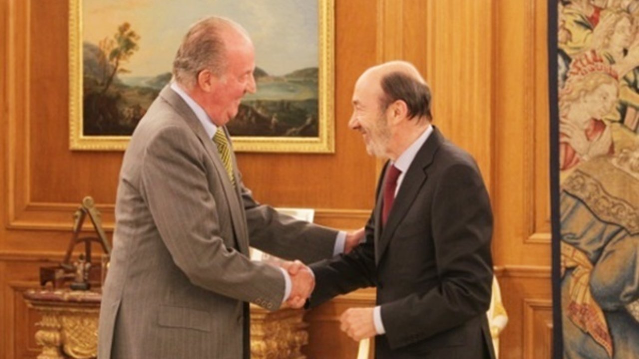 Juan Carlos I saluda a Alfredo Pérez Rubalcaba en una audiencia en el Palacio de la Zarzuela.