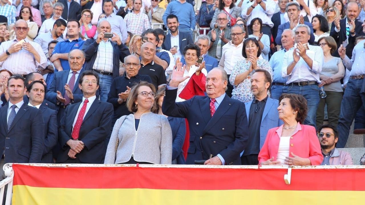 El rey Juan Carlos saluda en la plaza de toros de Las Ventas en la feria de 2017