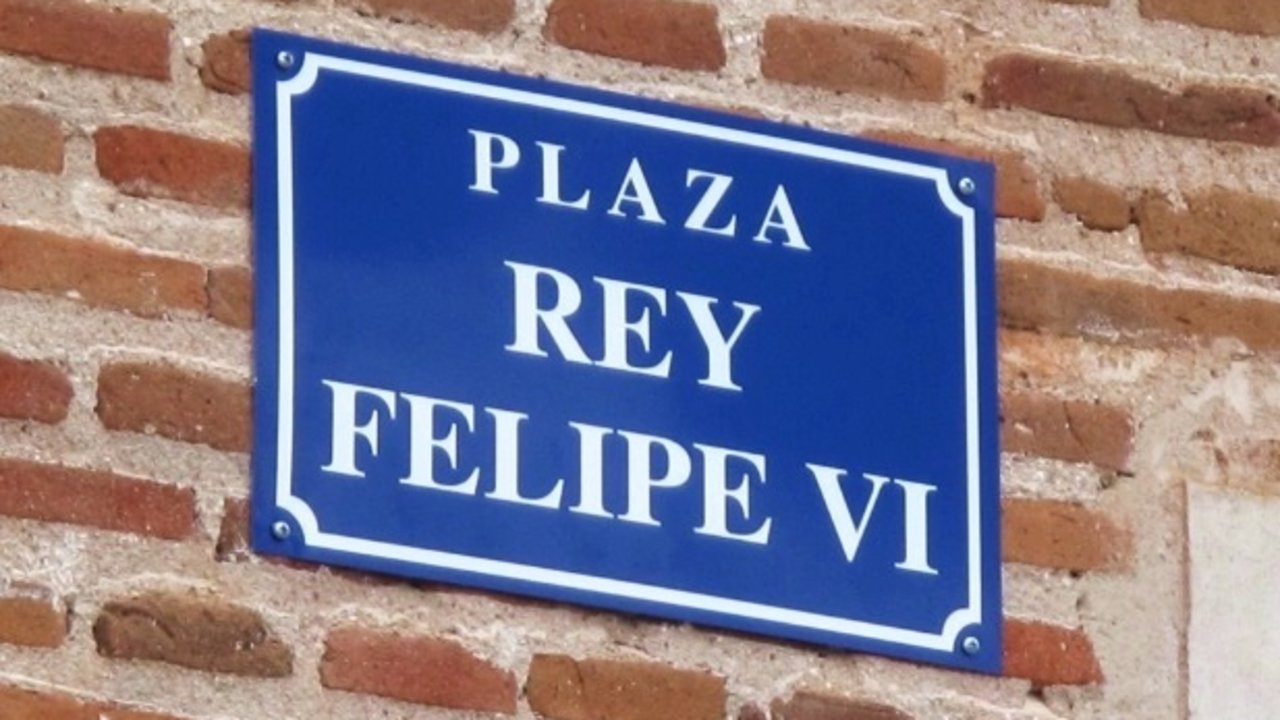 Placa de una plaza dedicada a Felipe VI.