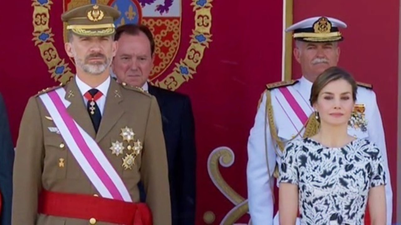 Los reyes Felipe y Letizia, en el desfile del Día de las Fuerzas Armadas en Guadalajara.