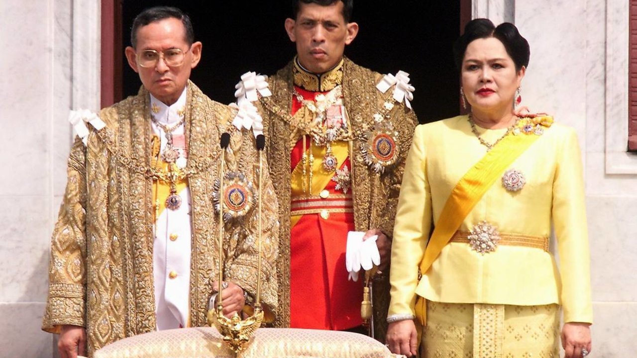 El rey Bhumibol Adulyadej, junto al príncipe heredero Maha Vajiralongkorn.