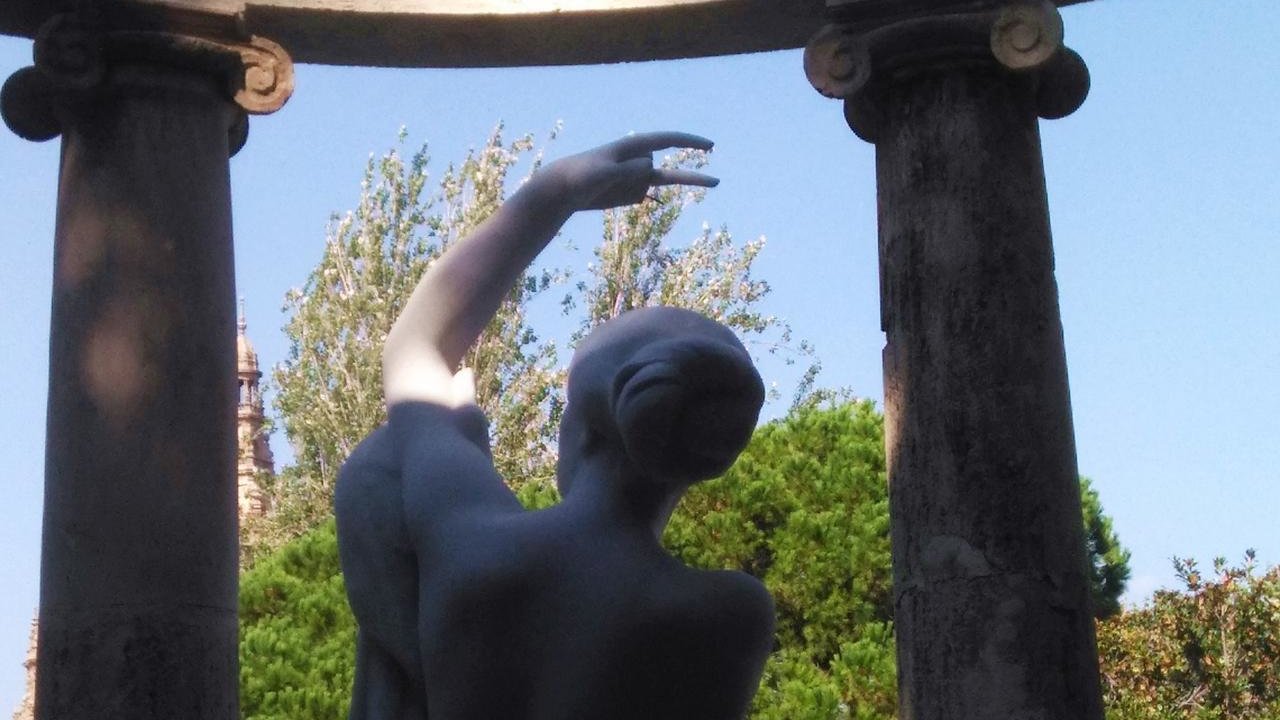 Estatua mutilada en los jardines del Palacete Albéniz.