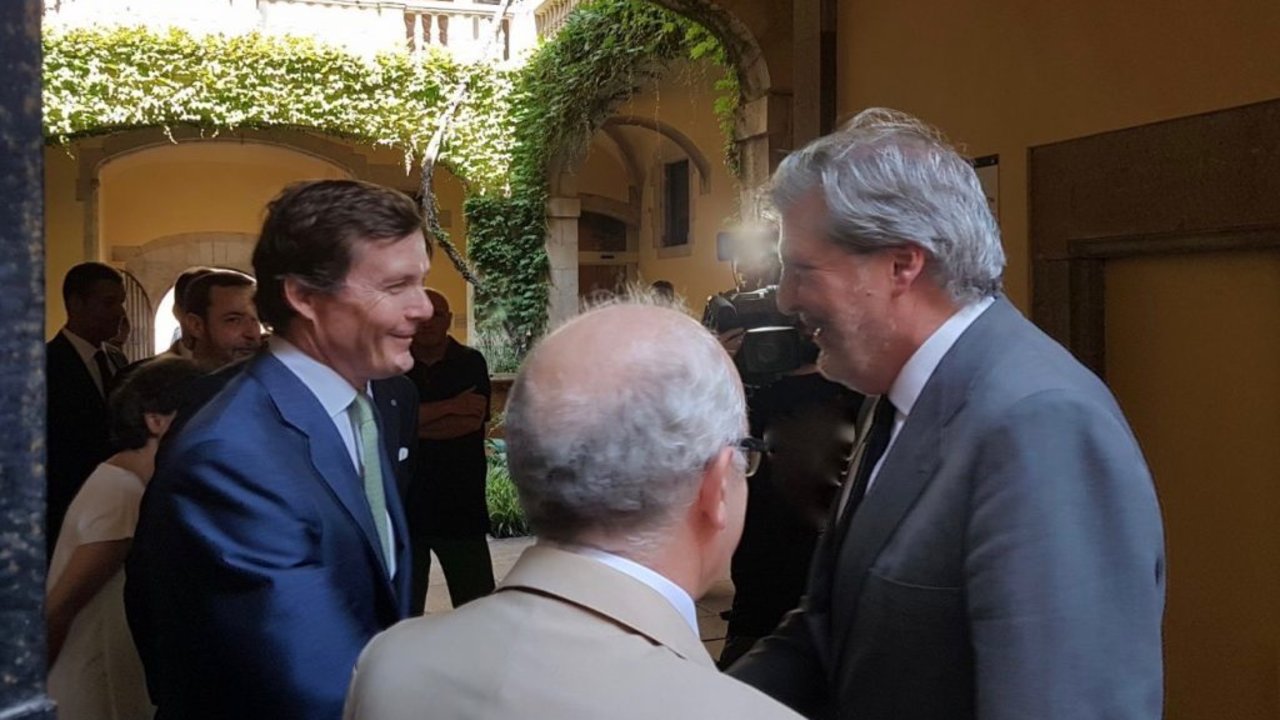 El Duque de Calabria, Gran Maestre, recibe el saludo del Ministro de Educación, Cultura y Deporte, Íñigo Méndez de Vigo