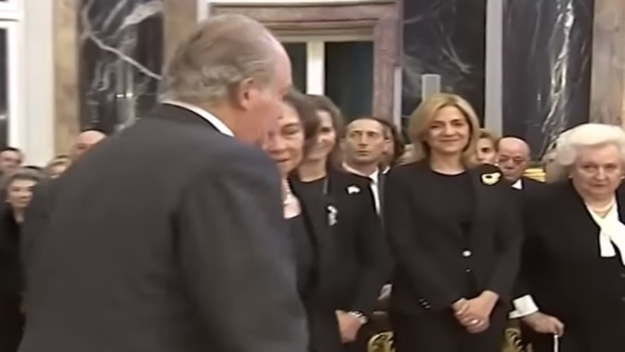 Los reyes Juan Carlos y Sofía pasan por delante de la infanta Cristina en un funeral.
