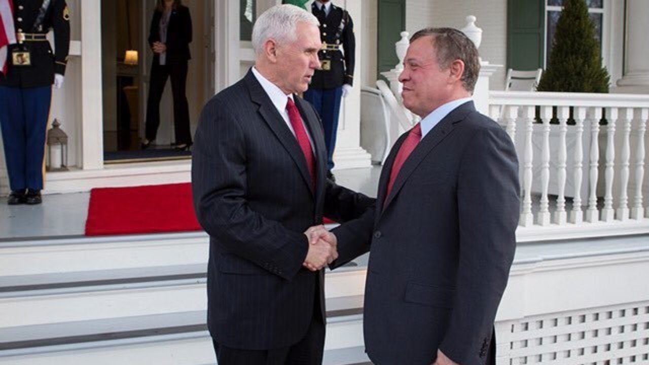 El rey Abdullah de Jordania con el vicepresidente de EEUU, Mike Pence