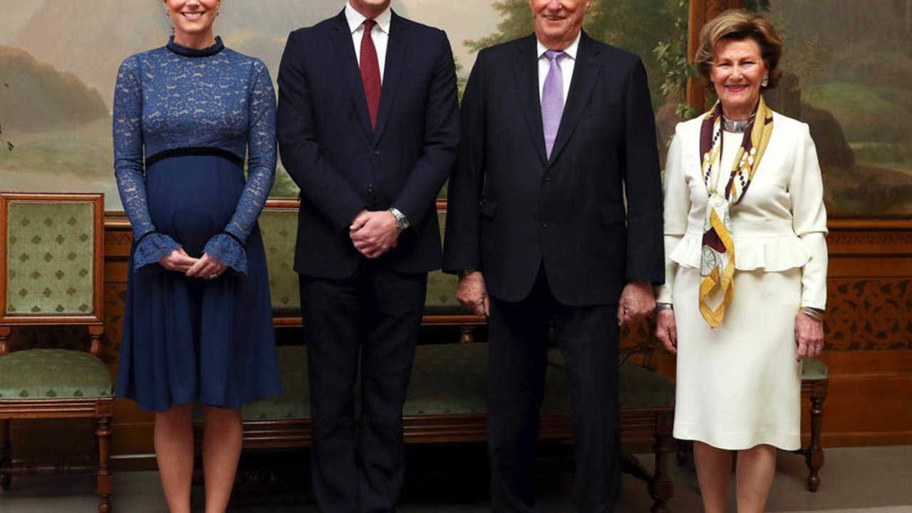 Los duques de Cambridge junto a los reyes Harald y Sonia en su visita a Noruega