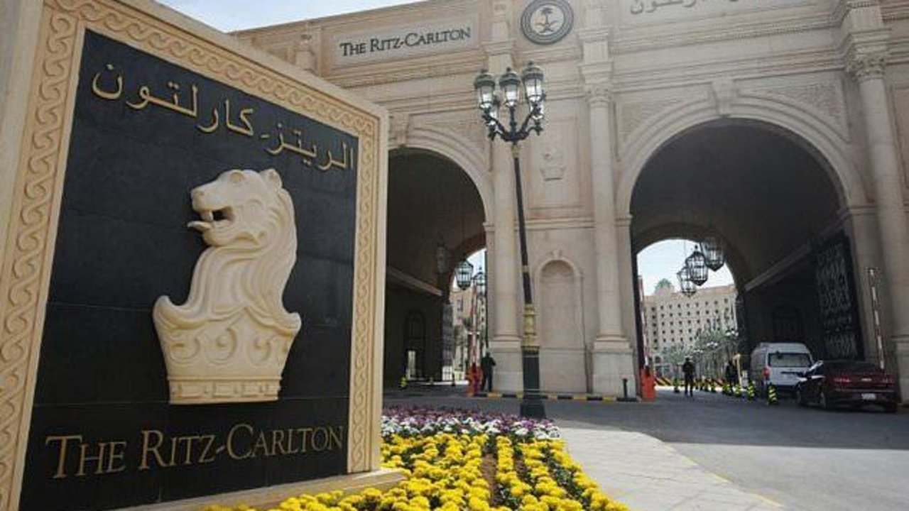 La entrada principal del hotel Ritz Carlton en Riad