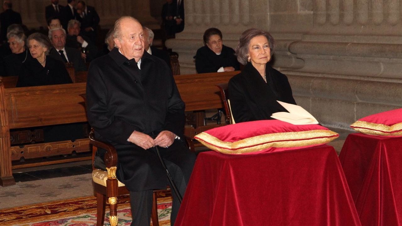Juan Carlos y Sofía durante la misa conmemorativa a Don Juan de Borbón.