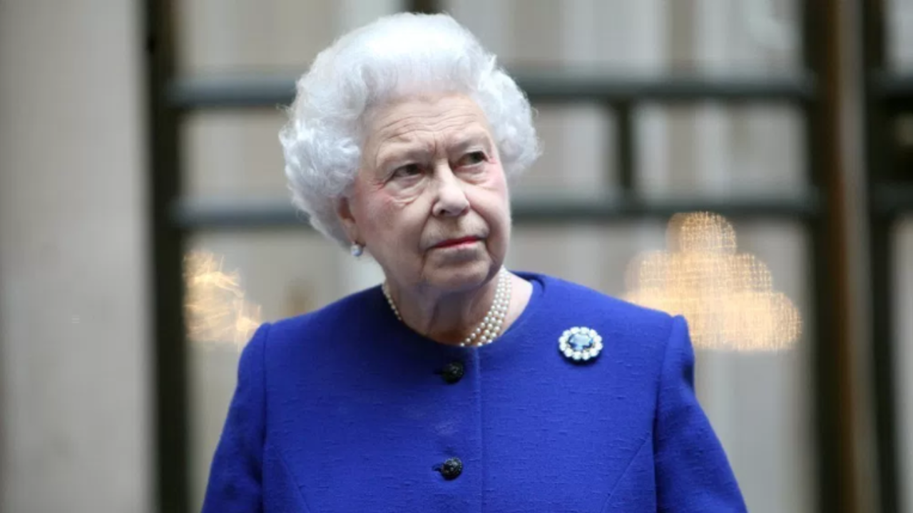La reina de Inglaterra participa en su primera