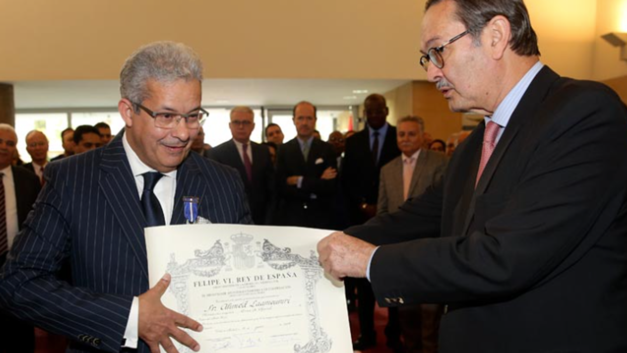 El embajador de España en Marruecos entregando la condecoración