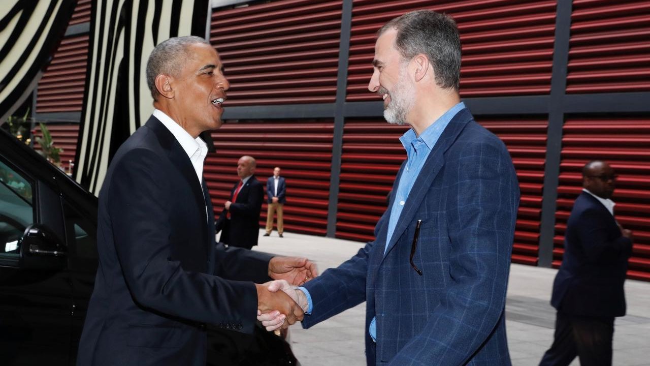 Felipe VI saluda a Barack Obama en el Museo Reina Sofía.