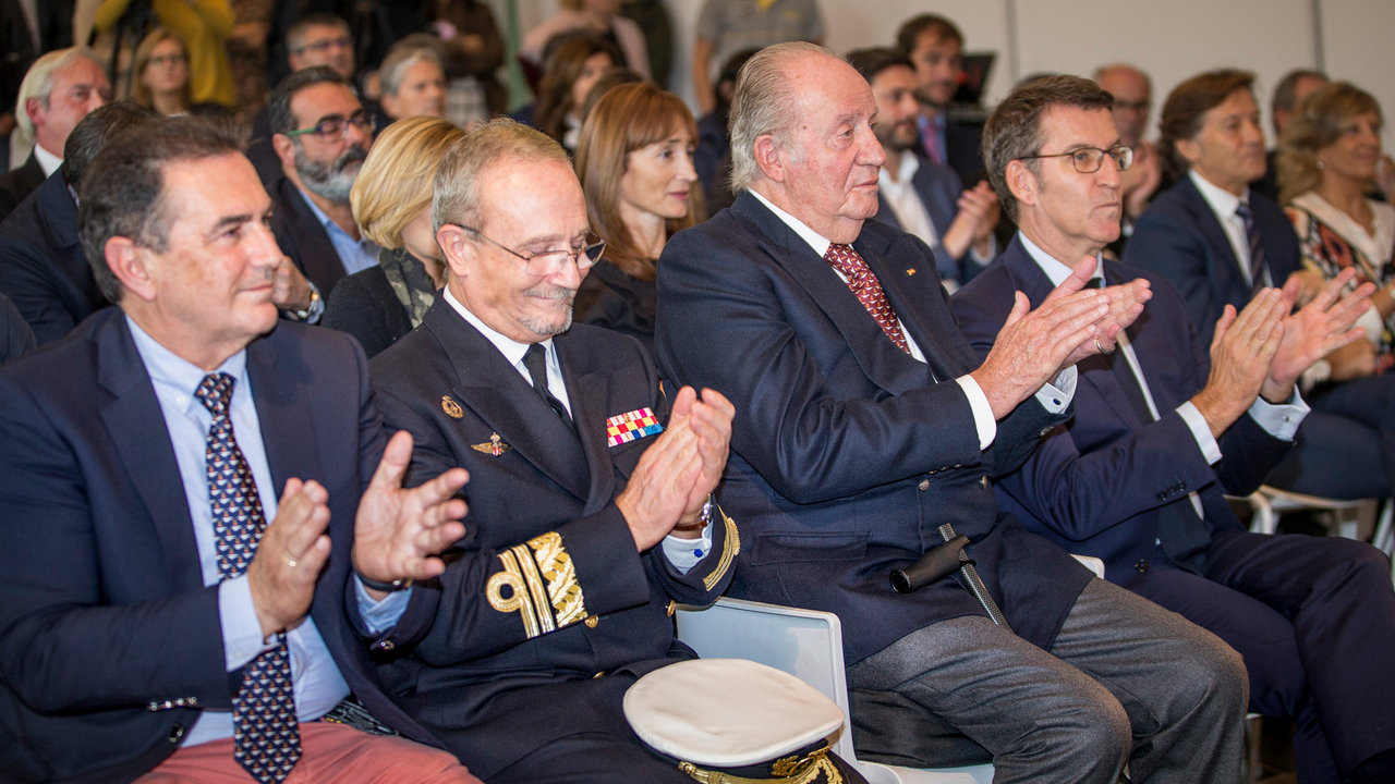 El rey Juan Carlos I, acompañado del presidente de la Xunta de Galicia, Alberto Núñez Feijóo, el vicealmirante Ignacio Horcada y el presidente del Real Club Náutico de Sanxenxo, Pedro Campos.
