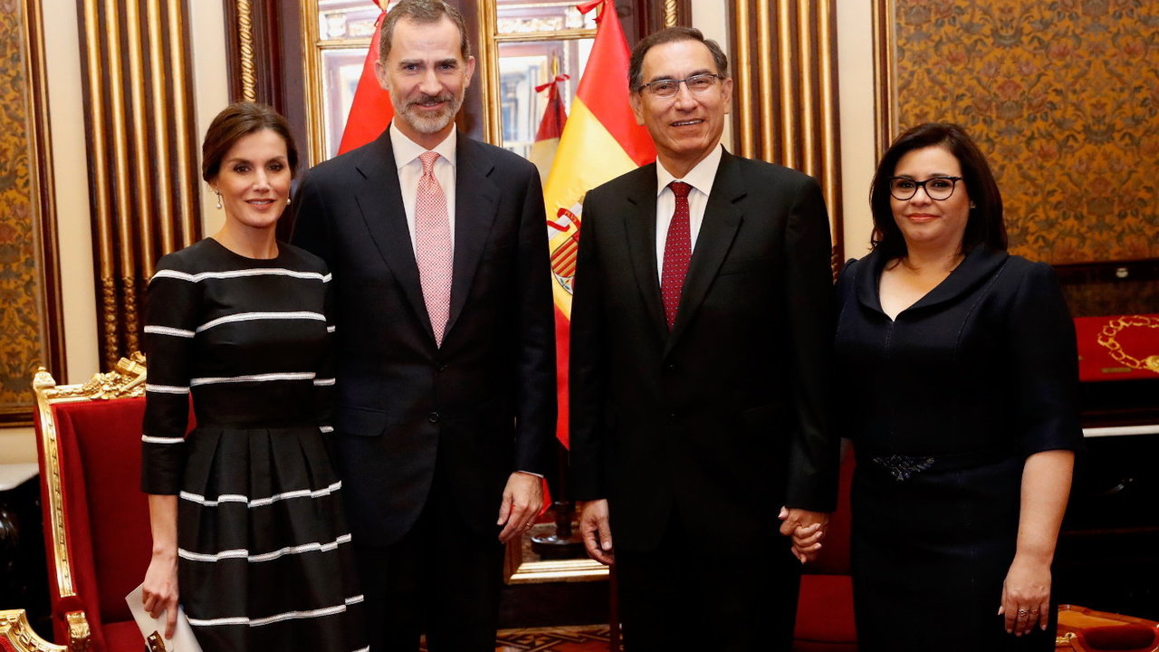 Los reyes, con el Presidente de la República del Perú, Martín Alberto Vizcarra, y la Primera Dama de la República del Perú, Maribel Carmen Díaz.