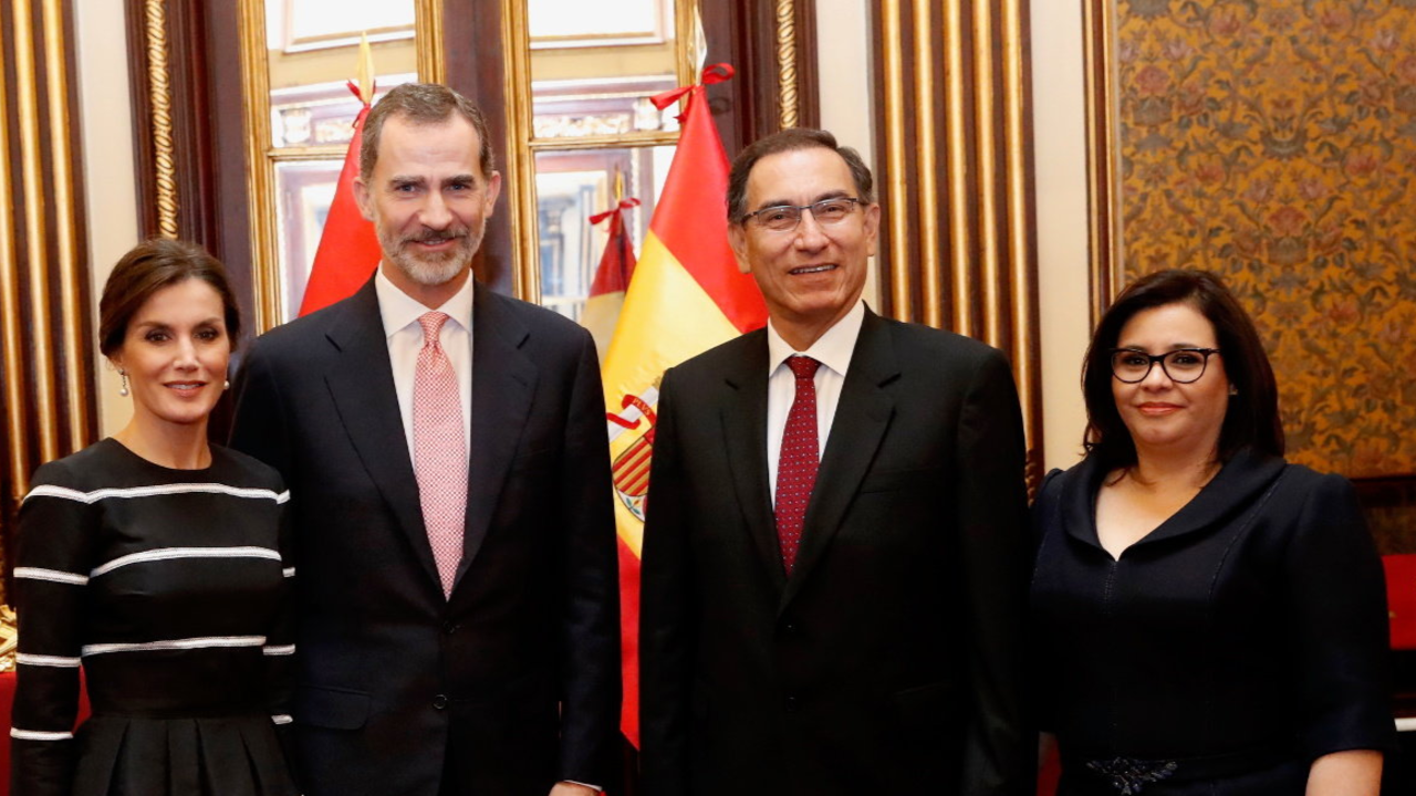 Los reyes, con el Presidente de la República del Perú, Martín Alberto Vizcarra, y la Primera Dama de la República del Perú, Maribel Carmen Díaz.