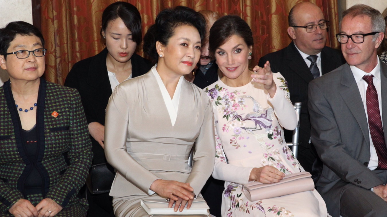 La reina Letizia y la primera dama Peng Liyuan, durante su visita al Teatro Real.