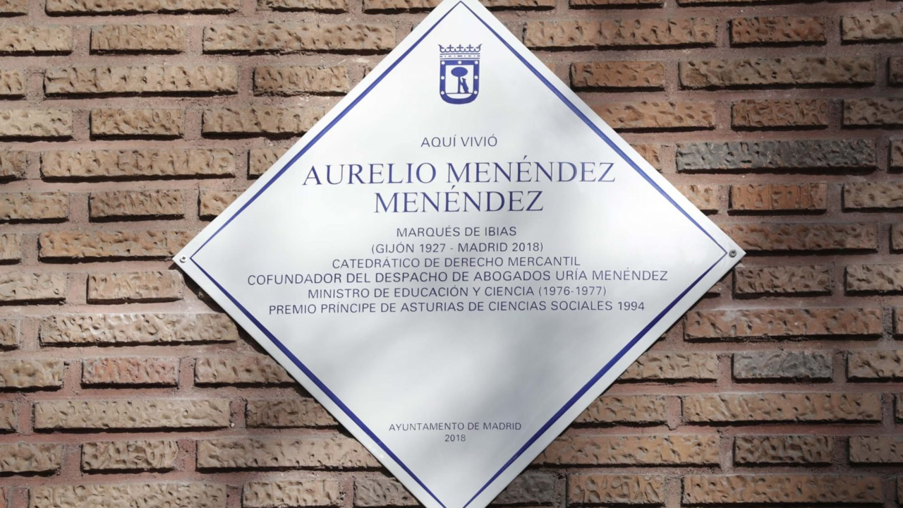Fotografía de la placa conmemorativa colocada en homenaje a Aurelio Menéndez