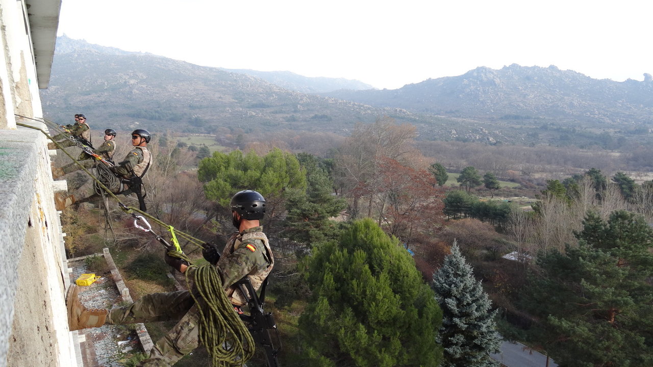 Entrenamiento de la Guardia Real en la sierra de Madrid.
