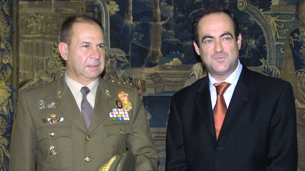 El general de división Juan Miguel Mateo Castañeyra, junto al exministro de Defensa, José Bono.