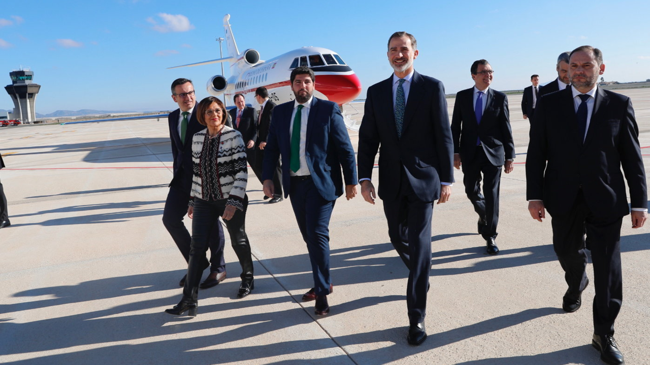 Felipe VI se desplaza hacia la Terminal del Aeropuerto de Murcia, acompañado de las autoridades.
