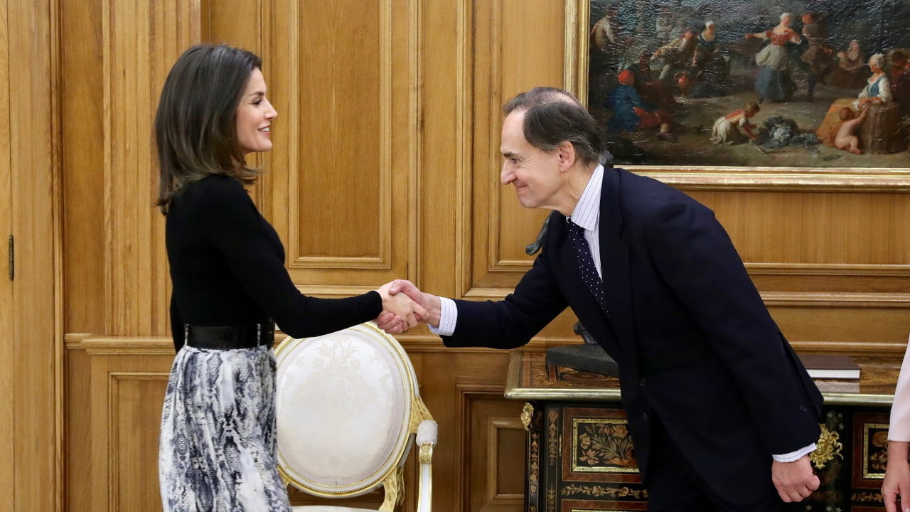 La reina saluda a Javier Pascual del Olmo, presidente y editor de Condé Nast.